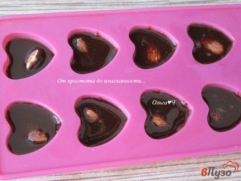 Фото приготовление рецепта: Темный шоколад из кэроба с миндалем и корицей шаг №5