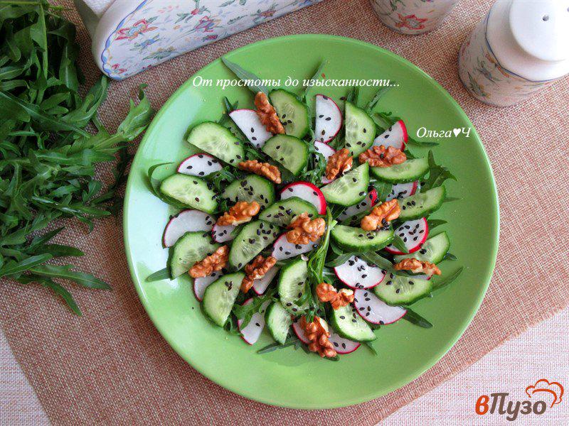 Фото приготовление рецепта: Салат с рукколой, редисом и грецкими орехами шаг №4
