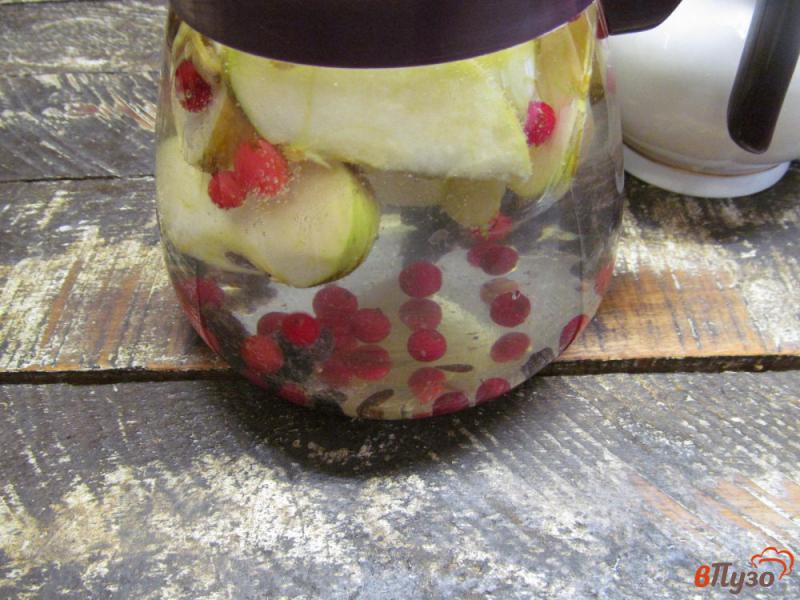 Фото приготовление рецепта: Яблочный чай с кардамоном и клюквой шаг №6