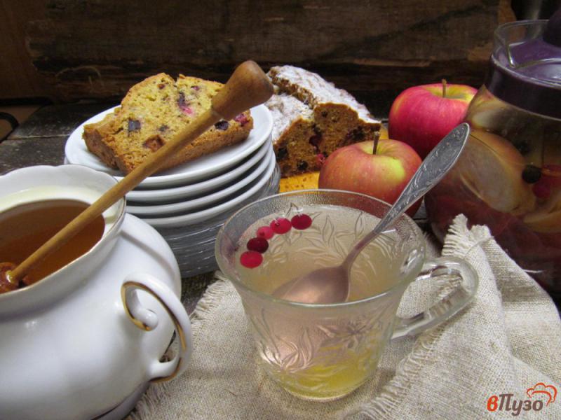 Фото приготовление рецепта: Яблочный чай с кардамоном и клюквой шаг №8