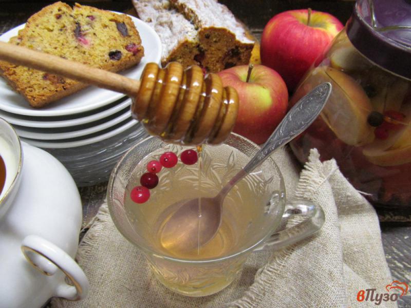 Фото приготовление рецепта: Яблочный чай с кардамоном и клюквой шаг №7
