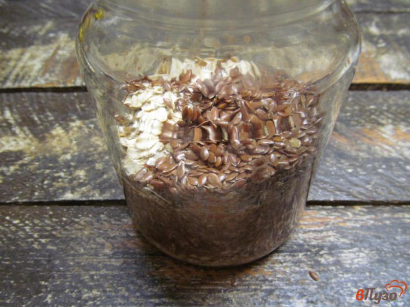 Фото приготовление рецепта: Вкусный завтрак на кефире с какао и черносливом шаг №3