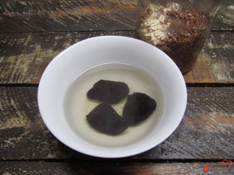 Фото приготовление рецепта: Вкусный завтрак на кефире с какао и черносливом шаг №4