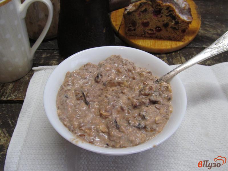 Фото приготовление рецепта: Вкусный завтрак на кефире с какао и черносливом шаг №7