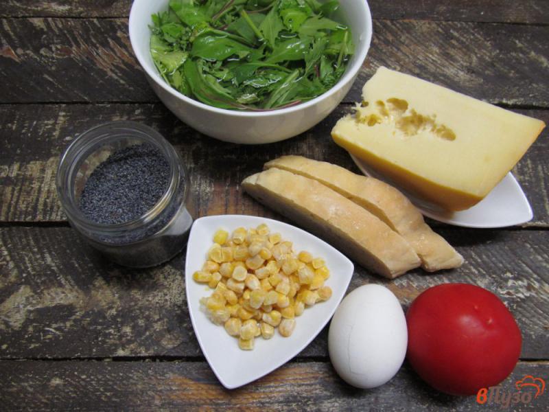 Фото приготовление рецепта: Салат из помидора с зеленью и сыром шаг №1
