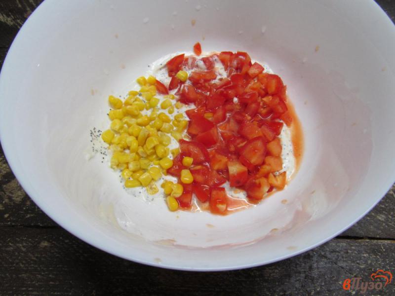 Фото приготовление рецепта: Салат из помидора с зеленью и сыром шаг №4