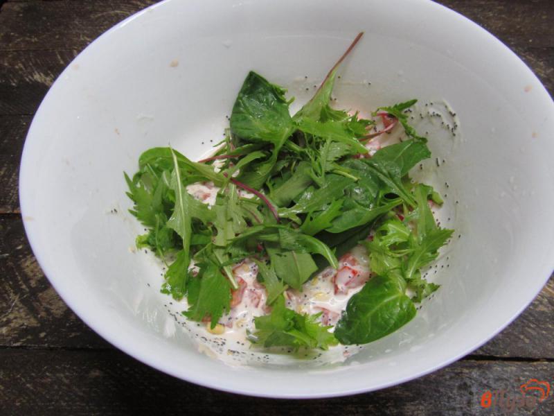Фото приготовление рецепта: Салат из помидора с зеленью и сыром шаг №5