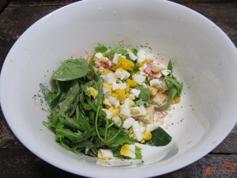 Фото приготовление рецепта: Салат из помидора с зеленью и сыром шаг №7
