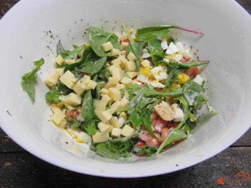 Фото приготовление рецепта: Салат из помидора с зеленью и сыром шаг №8