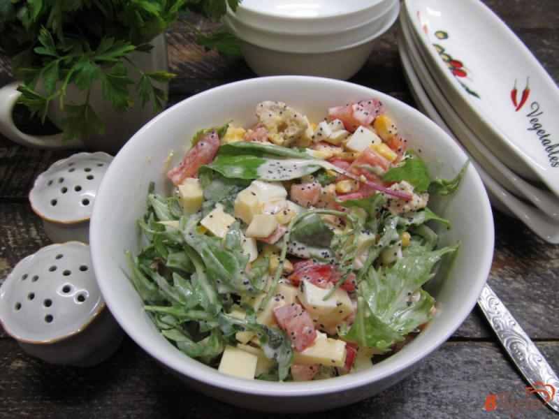 Фото приготовление рецепта: Салат из помидора с зеленью и сыром шаг №10