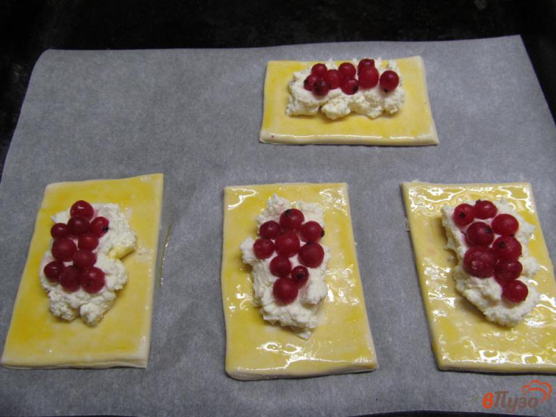 Фото приготовление рецепта: Пирожные с творогом и красной смородиной шаг №6