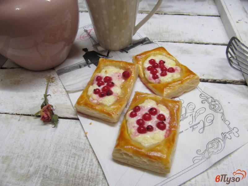 Фото приготовление рецепта: Пирожные с творогом и красной смородиной шаг №7