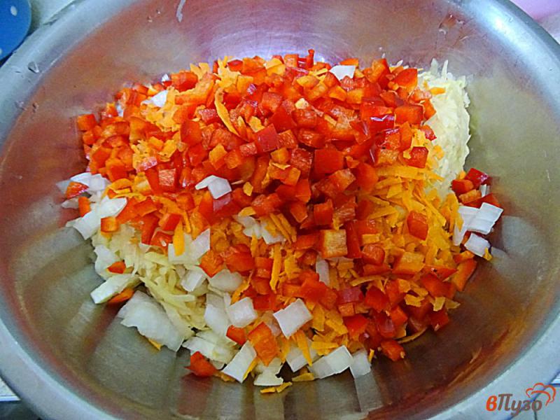 Фото приготовление рецепта: Драники с картофеля, перца, моркови и лука шаг №6