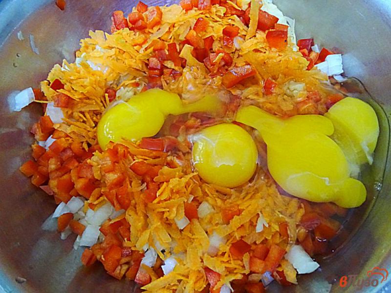 Фото приготовление рецепта: Драники с картофеля, перца, моркови и лука шаг №7