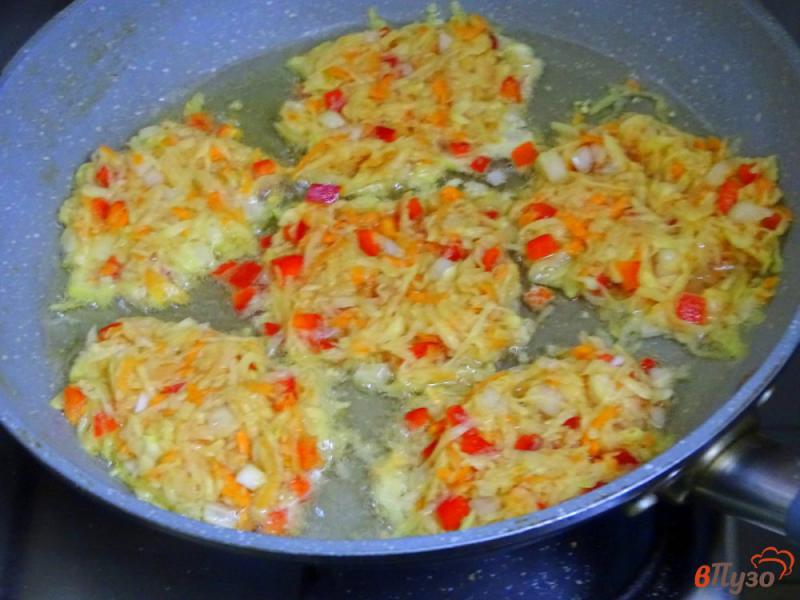 Фото приготовление рецепта: Драники с картофеля, перца, моркови и лука шаг №8