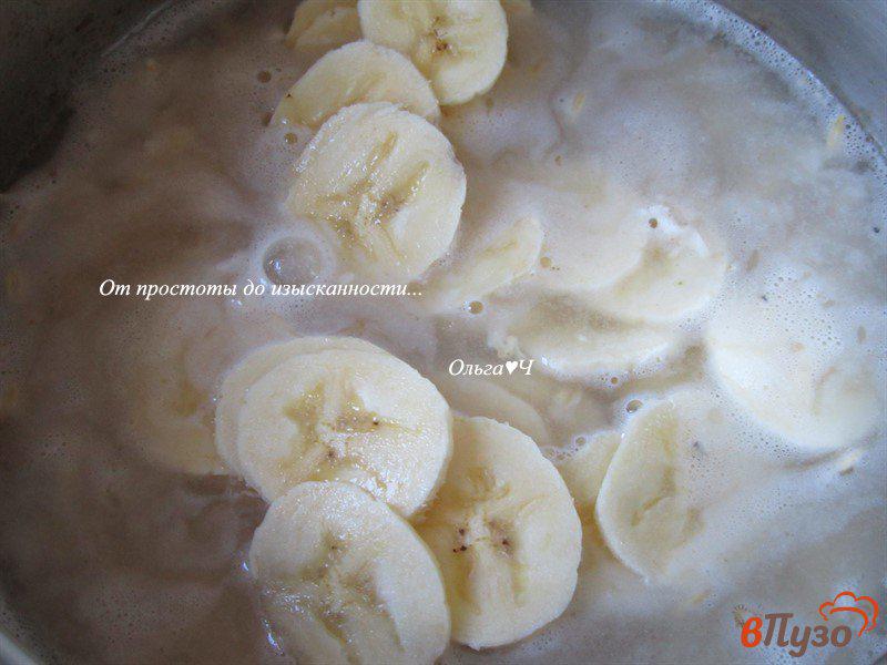 Фото приготовление рецепта: Овсянка с бананом и клубникой шаг №2