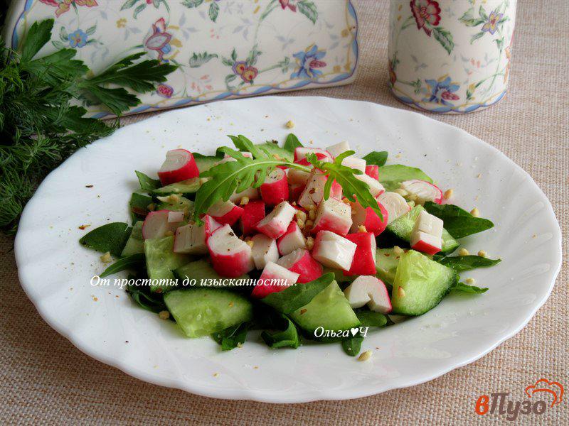 Фото приготовление рецепта: Салат из рукколы с огурцом и крабовыми палочками шаг №4