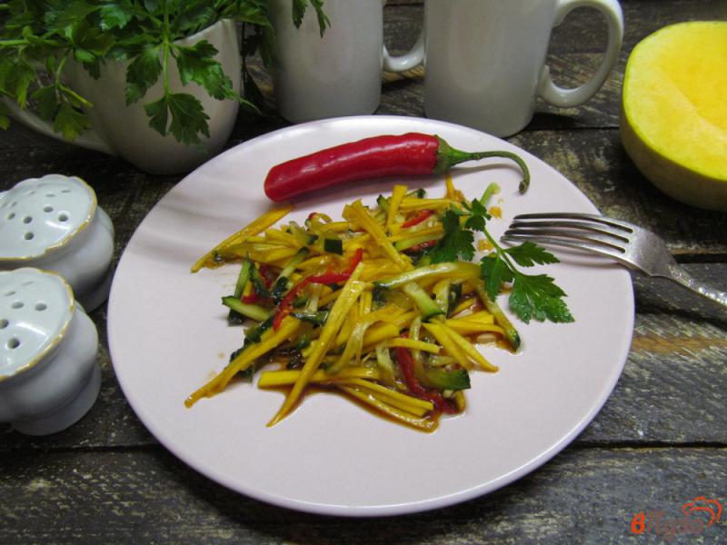 Фото приготовление рецепта: Огуречный салат с тыквой шаг №3