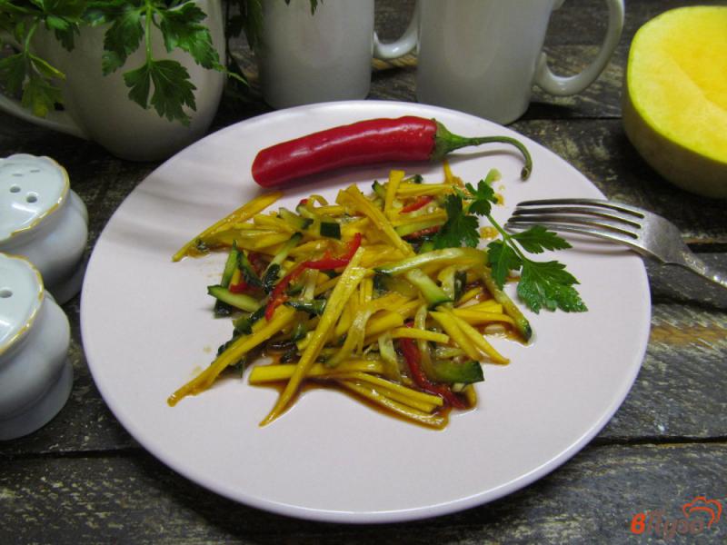 Фото приготовление рецепта: Огуречный салат с тыквой шаг №4
