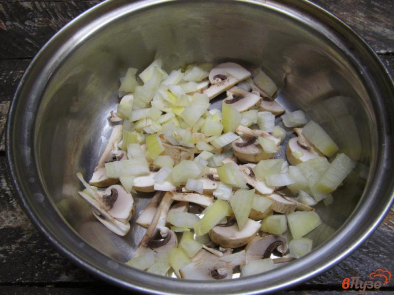 Фото приготовление рецепта: Каша из трех круп с грибами шаг №2