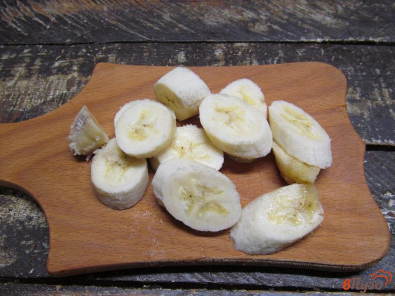 Фото приготовление рецепта: Густой смузи из банана с зеленью шаг №1