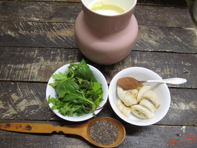 Фото приготовление рецепта: Густой смузи из банана с зеленью шаг №2