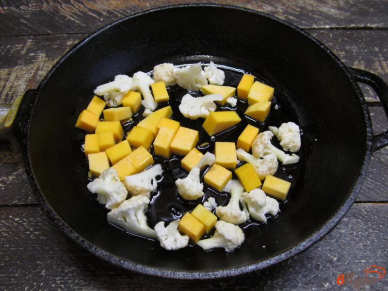 Фото приготовление рецепта: Салат из тыквы с цветной капустой и кукурузой шаг №2