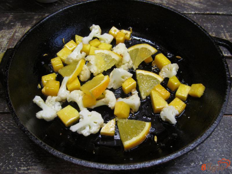 Фото приготовление рецепта: Салат из тыквы с цветной капустой и кукурузой шаг №3