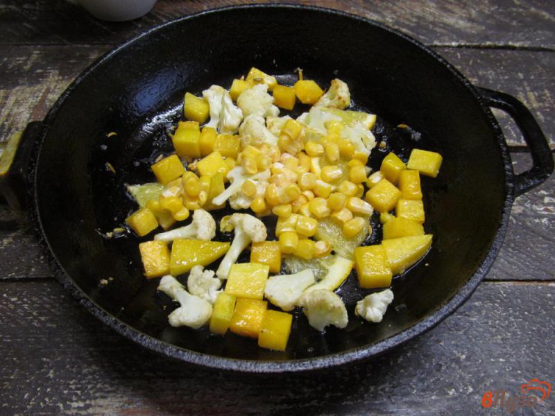 Фото приготовление рецепта: Салат из тыквы с цветной капустой и кукурузой шаг №4