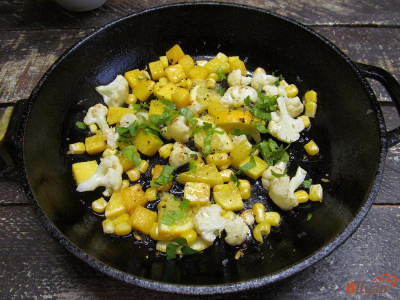 Фото приготовление рецепта: Салат из тыквы с цветной капустой и кукурузой шаг №5