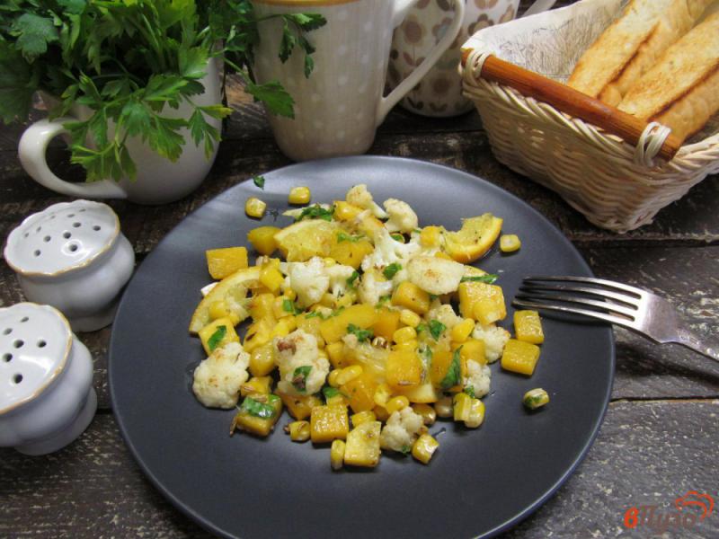 Фото приготовление рецепта: Салат из тыквы с цветной капустой и кукурузой шаг №6