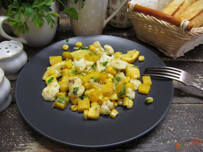 Фото приготовление рецепта: Салат из тыквы с цветной капустой и кукурузой шаг №7