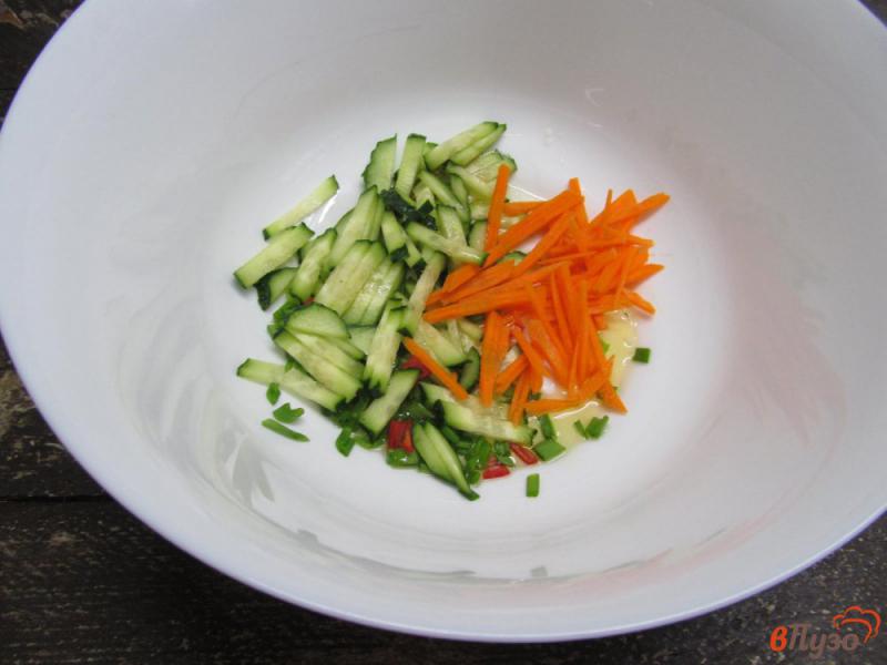 Фото приготовление рецепта: Свежий салат из моркови редьки и яблок шаг №2