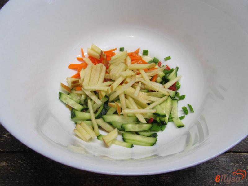 Фото приготовление рецепта: Свежий салат из моркови редьки и яблок шаг №3
