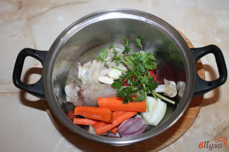 Фото приготовление рецепта: Курино - овощной бульон с вермишелью и мясом шаг №3