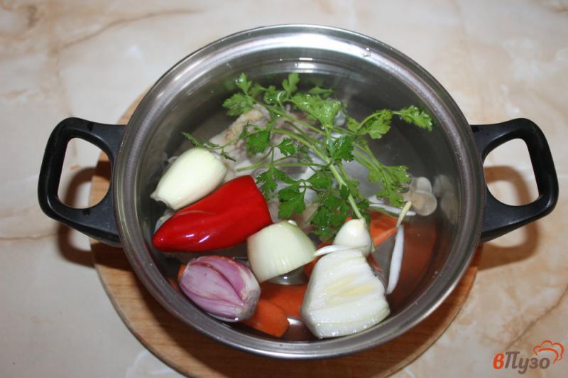 Фото приготовление рецепта: Курино - овощной бульон с вермишелью и мясом шаг №4