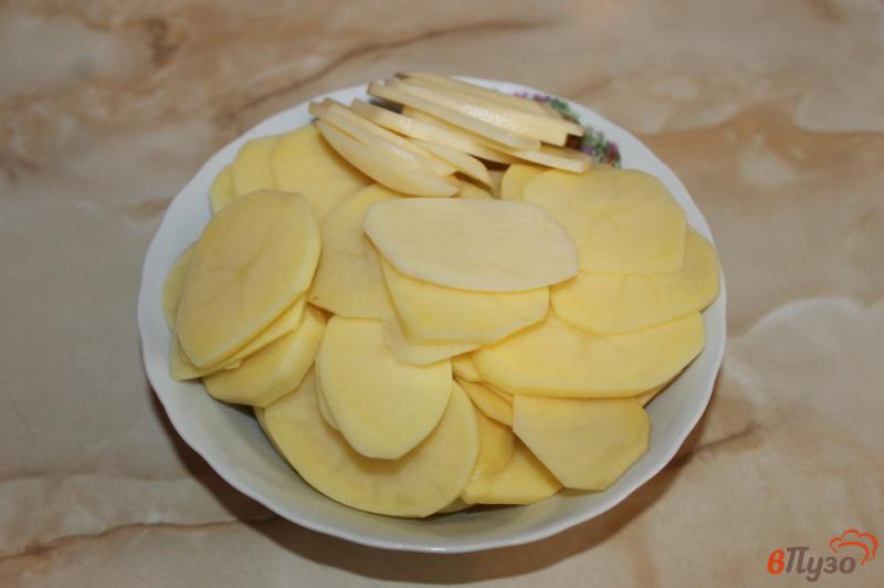 Фото приготовление рецепта: Картофельная запеканка с фаршем и грибами шаг №1