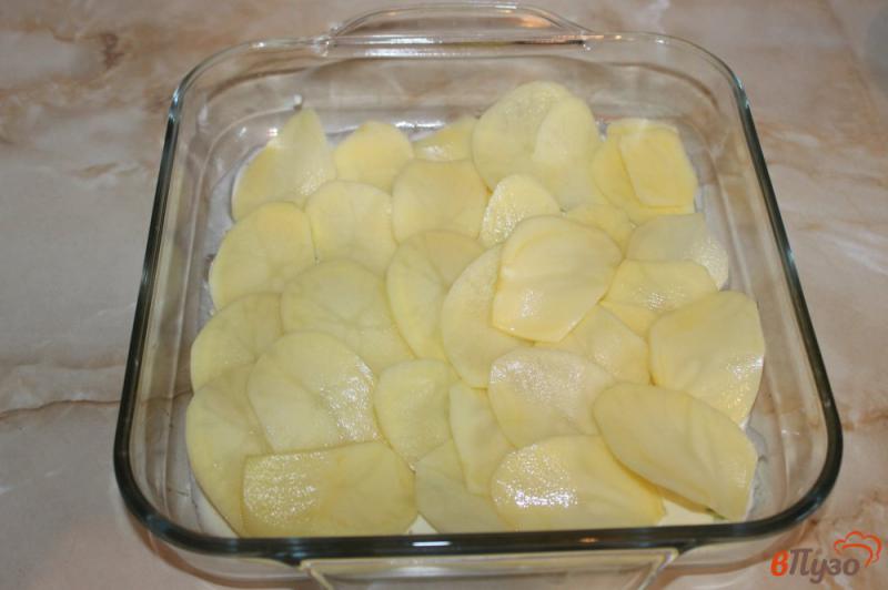 Фото приготовление рецепта: Картофельная запеканка с фаршем и грибами шаг №7