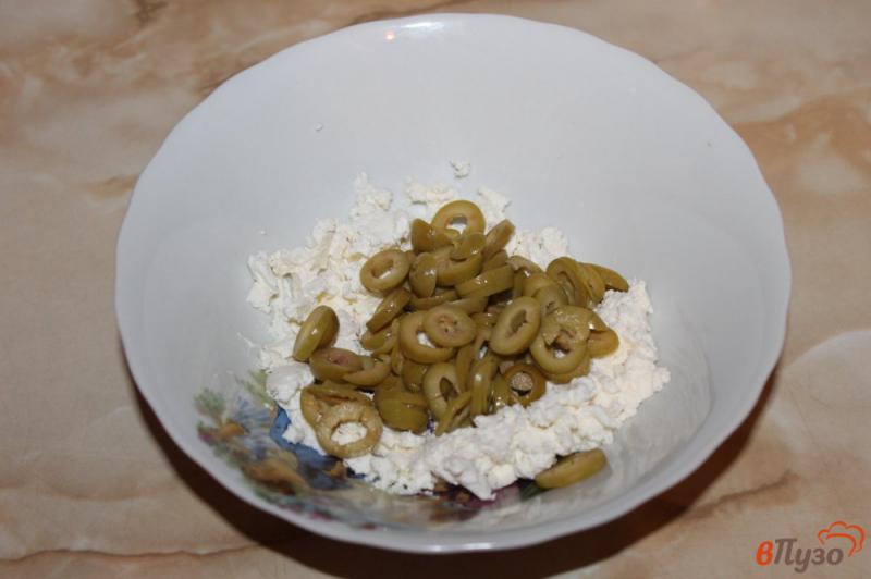 Фото приготовление рецепта: Намазка из феты с оливками и перцем шаг №2