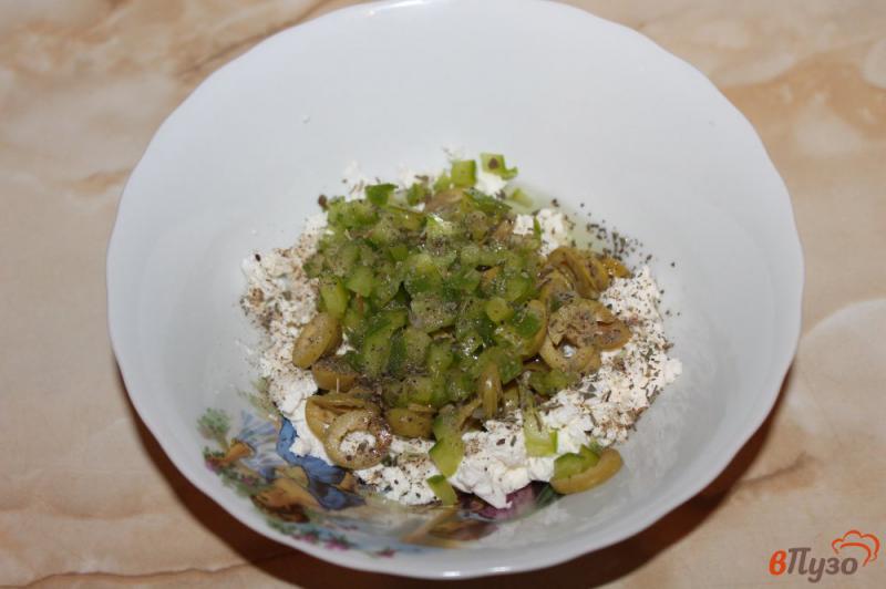 Фото приготовление рецепта: Намазка из феты с оливками и перцем шаг №4