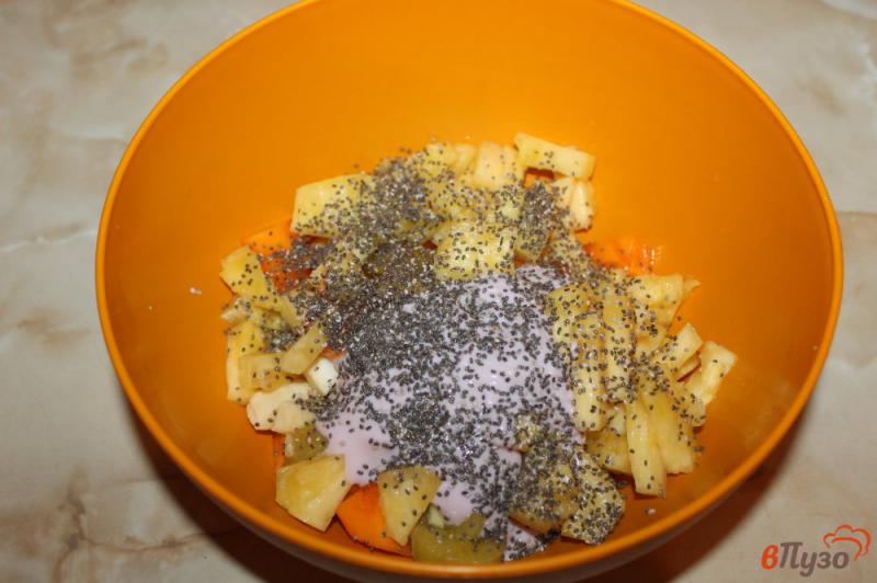 Фото приготовление рецепта: Фруктовый салат с грецким орехом шаг №4