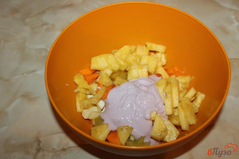 Фото приготовление рецепта: Фруктовый салат с грецким орехом шаг №3
