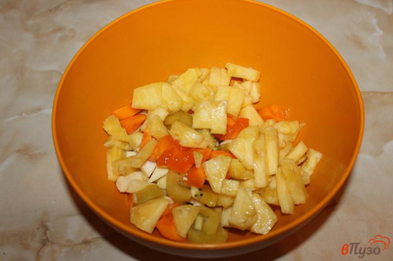 Фото приготовление рецепта: Фруктовый салат с грецким орехом шаг №2