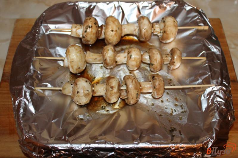 Фото приготовление рецепта: Шашлычки из шампиньонов в духовке шаг №5