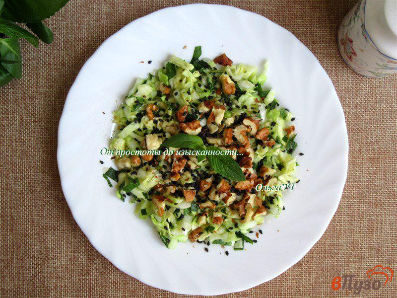 Фото приготовление рецепта: Салат из молодой капусты с грецкими орехами и мятой шаг №5
