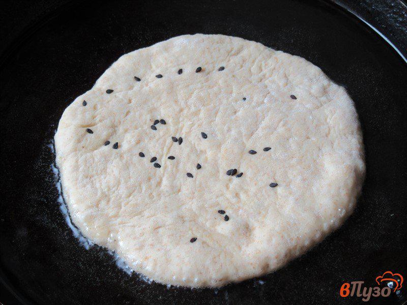 Фото приготовление рецепта: Индийские лепешки «Бхатури» шаг №6