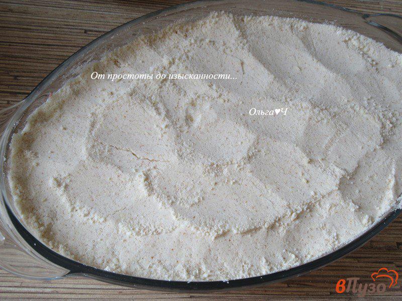 Фото приготовление рецепта: Насыпной пирог с творогом и клубникой шаг №7