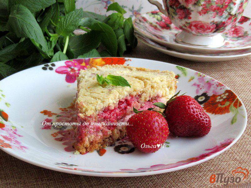Фото приготовление рецепта: Насыпной пирог с творогом и клубникой шаг №9