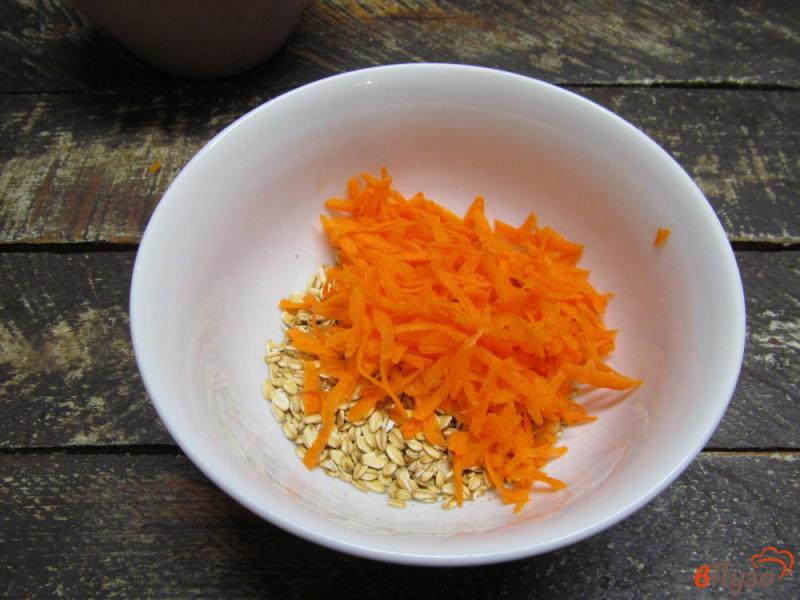 Фото приготовление рецепта: Овсяная каша с морковью и изюмом шаг №2
