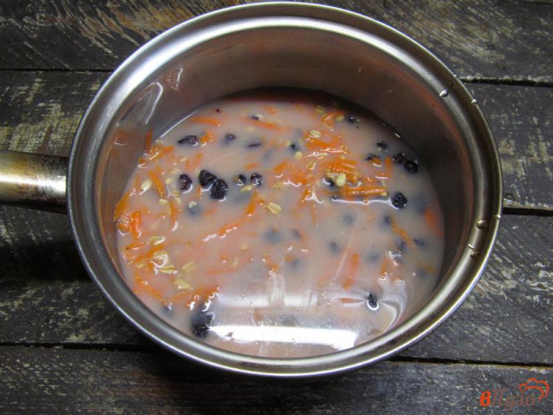 Фото приготовление рецепта: Овсяная каша с морковью и изюмом шаг №6